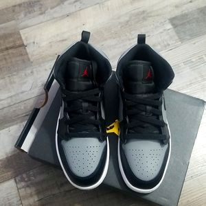 Jordan 1 Mid Preschool sz 3 Black, gym red,particle grey
